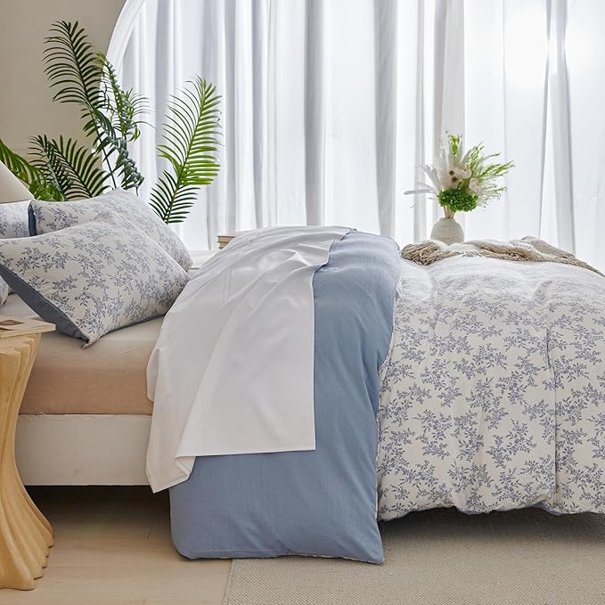 King Comforter Set Floral Soft 3 Pieces Chic Crinkle Gauze Fabric Garden Style Blue Floral Print Botanical Flower Comforter for All Seasons Luxury Warmth Comfy Breathable with 2 Pillowcases