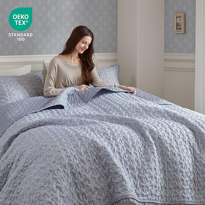Madison Park Vintage Floral Quilt Set Queen Size, Reversible Bedding & Lightweight Bedspread Set, Traditional Block Print Coverlets with Ruffled Edge, 3-Piece with 2 Shams, Blue