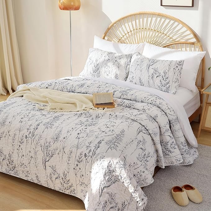JANZAA Quilts Queen Size White Floral Bed Spread with Black Botanical Pattern Boho Queen Quilt Bedding Set Soft Lightweight Microfiber All Season (2 Pillow Cases)