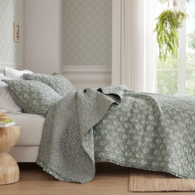 Madison Park Vintage Floral Quilt Set King Size, Reversible Bedding & Lightweight Bedspread Set, Traditional Block Print Coverlets with Ruffled Edge, 3-Piece with 2 Shams, Sage Green