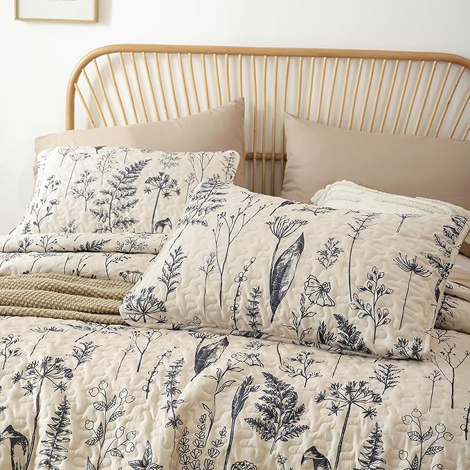 JANZAA Quilt King Size Beige Quilt Bed Spread Boho Quilt with Floral Pattern Microfiber Quilts Set 3 Pieces Lightweight Comforter Reversible Bedding Set,1Quilt 104x90 inches, 2 Pillowcases