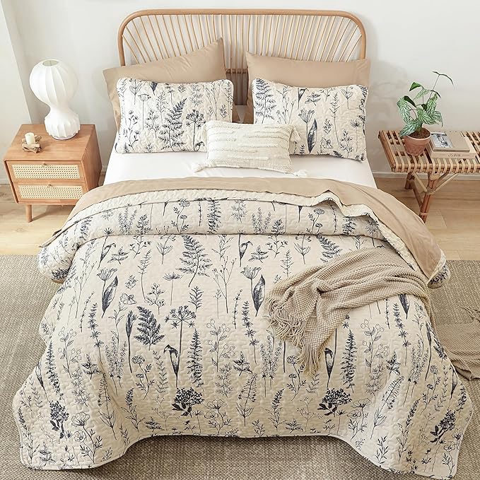 JANZAA Quilt King Size Beige Quilt Bed Spread Boho Quilt with Floral Pattern Microfiber Quilts Set 3 Pieces Lightweight Comforter Reversible Bedding Set,1Quilt 104x90 inches, 2 Pillowcases
