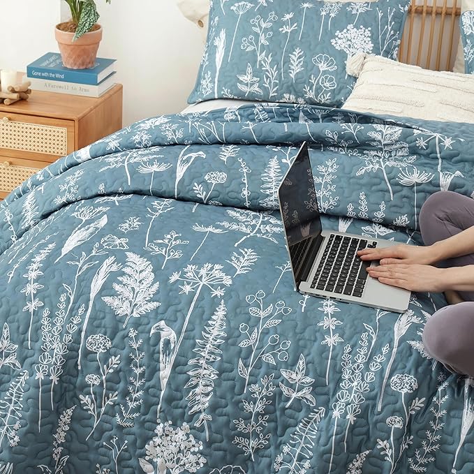 JANZAA Twin Quilt Mineral Blue Quilt Bed Spread Boho Quilt with Floral Pattern Microfiber Quilts Set 2 Pieces Lightweight Comforter Reversible Bedding Set, 1Quilt 66x90 inches,1 Pillowcase
