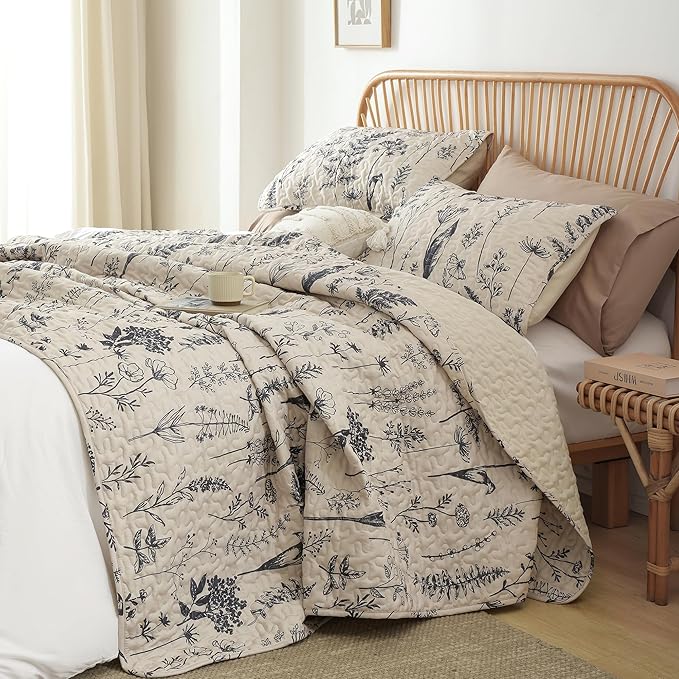 JANZAA Quilt King Size Beige Quilt Bed Spread Boho Quilt with Floral Pattern Microfiber Quilts Set 3 Pieces Lightweight Comforter Reversible Bedding Set,1Quilt 104x90 inches, 2 Pillowcases