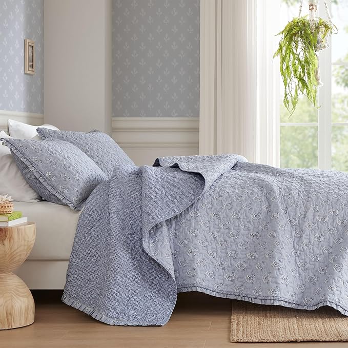 Madison Park Vintage Floral Quilt Set King Size, Reversible Bedding & Lightweight Bedspread Set, Traditional Block Print Coverlets with Ruffled Edge, 3-Piece with 2 Shams, Blue