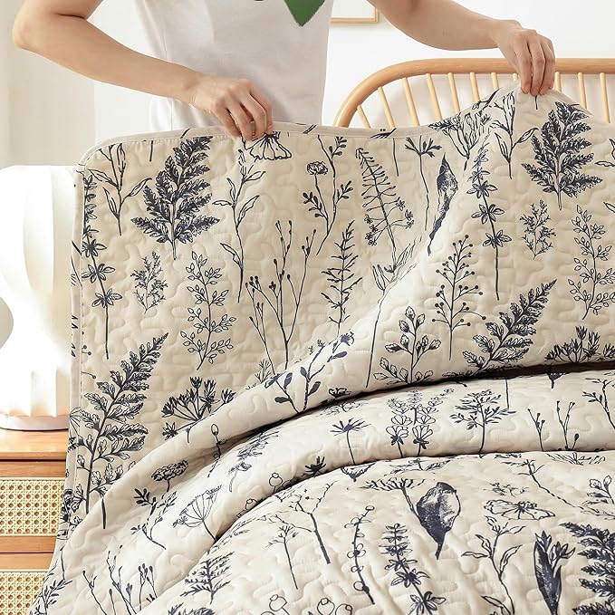 JANZAA Twin Quilt Beige Quilt Bed Spread Boho Quilt with Floral Pattern Microfiber Quilts Set 2 Pieces Lightweight Comforter Reversible Bedding Set,1Quilt 66x90 inches,1 Pillowcase