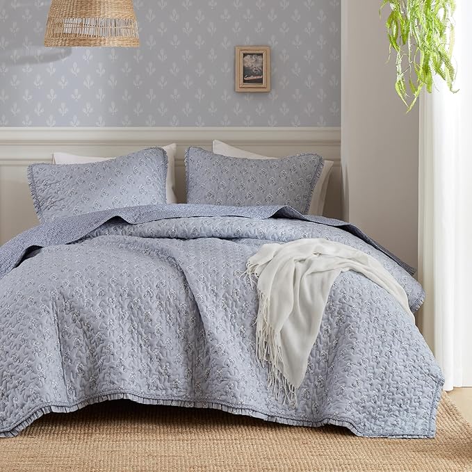 Madison Park Vintage Floral Quilt Set King Size, Reversible Bedding & Lightweight Bedspread Set, Traditional Block Print Coverlets with Ruffled Edge, 3-Piece with 2 Shams, Blue