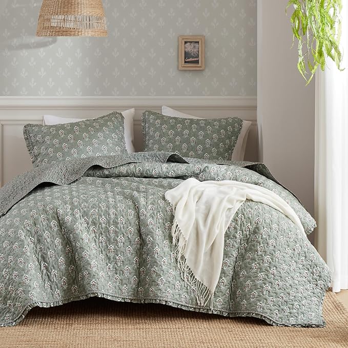 Madison Park Vintage Floral Quilt Set King Size, Reversible Bedding & Lightweight Bedspread Set, Traditional Block Print Coverlets with Ruffled Edge, 3-Piece with 2 Shams, Sage Green